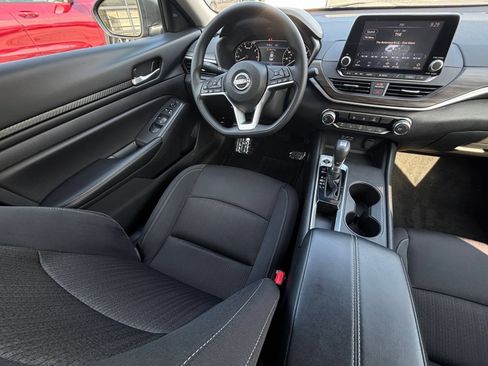 Used 2025 Nissan Altima 2.5 SV FWD image 35
