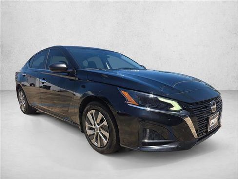 Used 2024 Nissan Altima 2.5 S FWD image 3