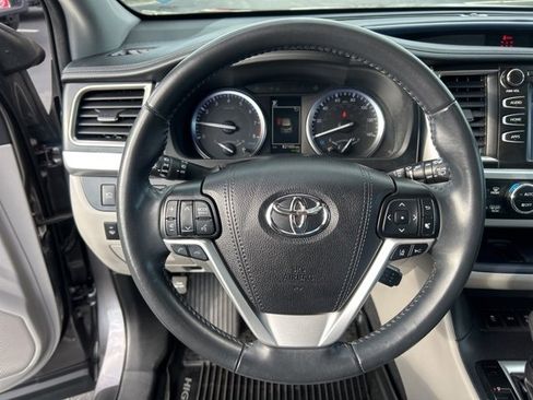 Used 2019 Toyota Highlander XLE image 21