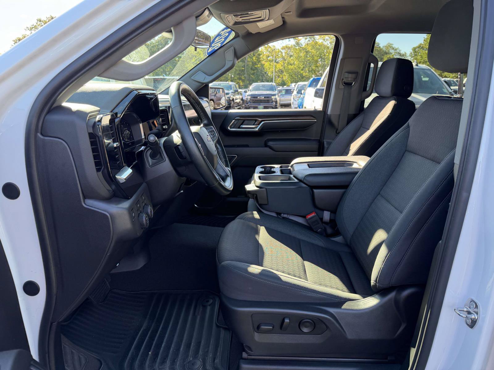 Used 2024 Chevrolet Silverado 1500 LT AWD/4WD image 10