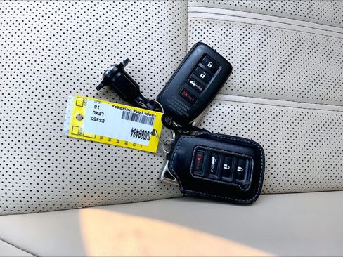 Used 2018 Lexus ES 350 w/ Luxury Package w/Wood Trim FWD image 15
