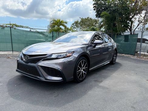Used 2021 Toyota Camry SE w/ Convenience Package image 4