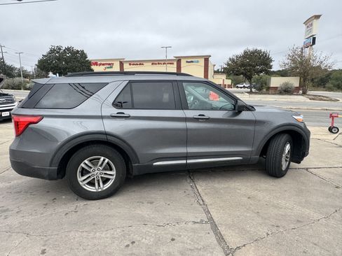 Certified 2021 Ford Explorer XLT image 4