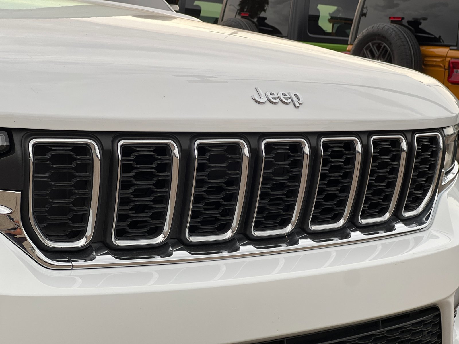 Used 2023 Jeep Grand Cherokee Laredo AWD/4WD image 38
