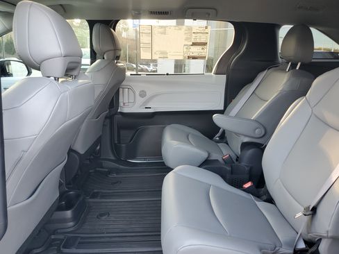New 2025 Toyota Sienna XLE image 12