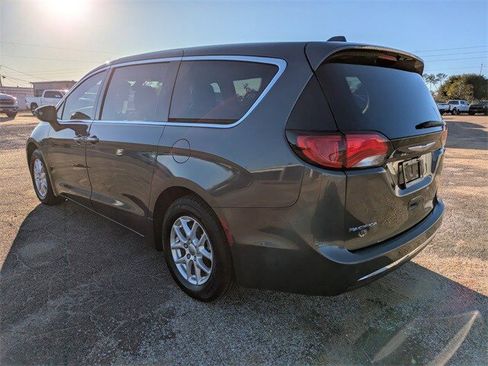 Used 2020 Chrysler Pacifica Touring image 6