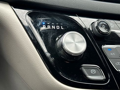 Used 2024 Chrysler Pacifica Touring-L image 22