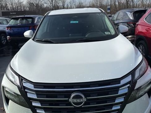 Used 2024 Nissan Rogue SV image 3