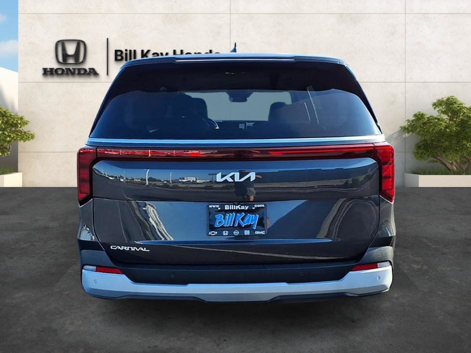 Used 2025 Kia Carnival FWD image 4