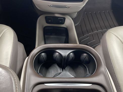 Used 2018 Chrysler Pacifica Touring-L w/ Advanced Safetytec Group image 20