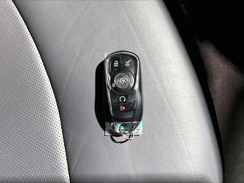 Used 2019 Buick Enclave Essence image 11