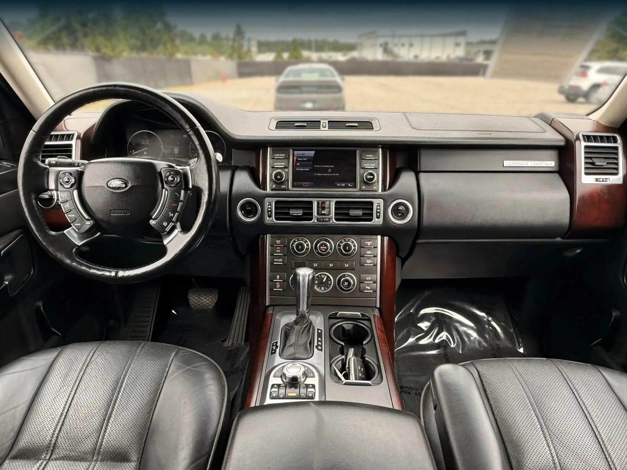 Used 2011 Land Rover Range Rover HSE LUX AWD/4WD image 3