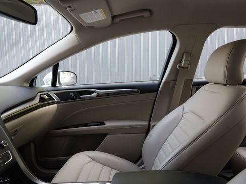 Used 2018 Ford Fusion SE w/ Fusion SE Technology Package FWD image 16