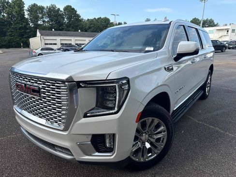 Used 2023 GMC Yukon XL Denali AWD/4WD image 2