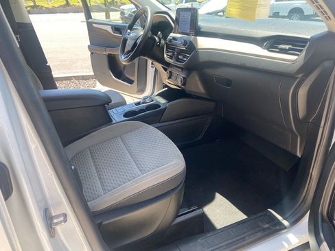 Used 2022 Ford Escape SE image 32