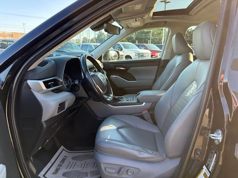 Used 2022 Toyota Highlander XLE AWD/4WD image 11