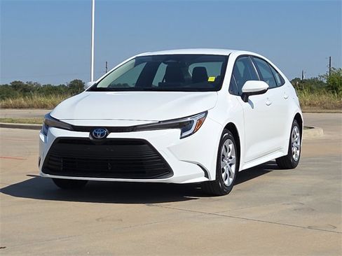 Used 2025 Toyota Corolla XLE image 3