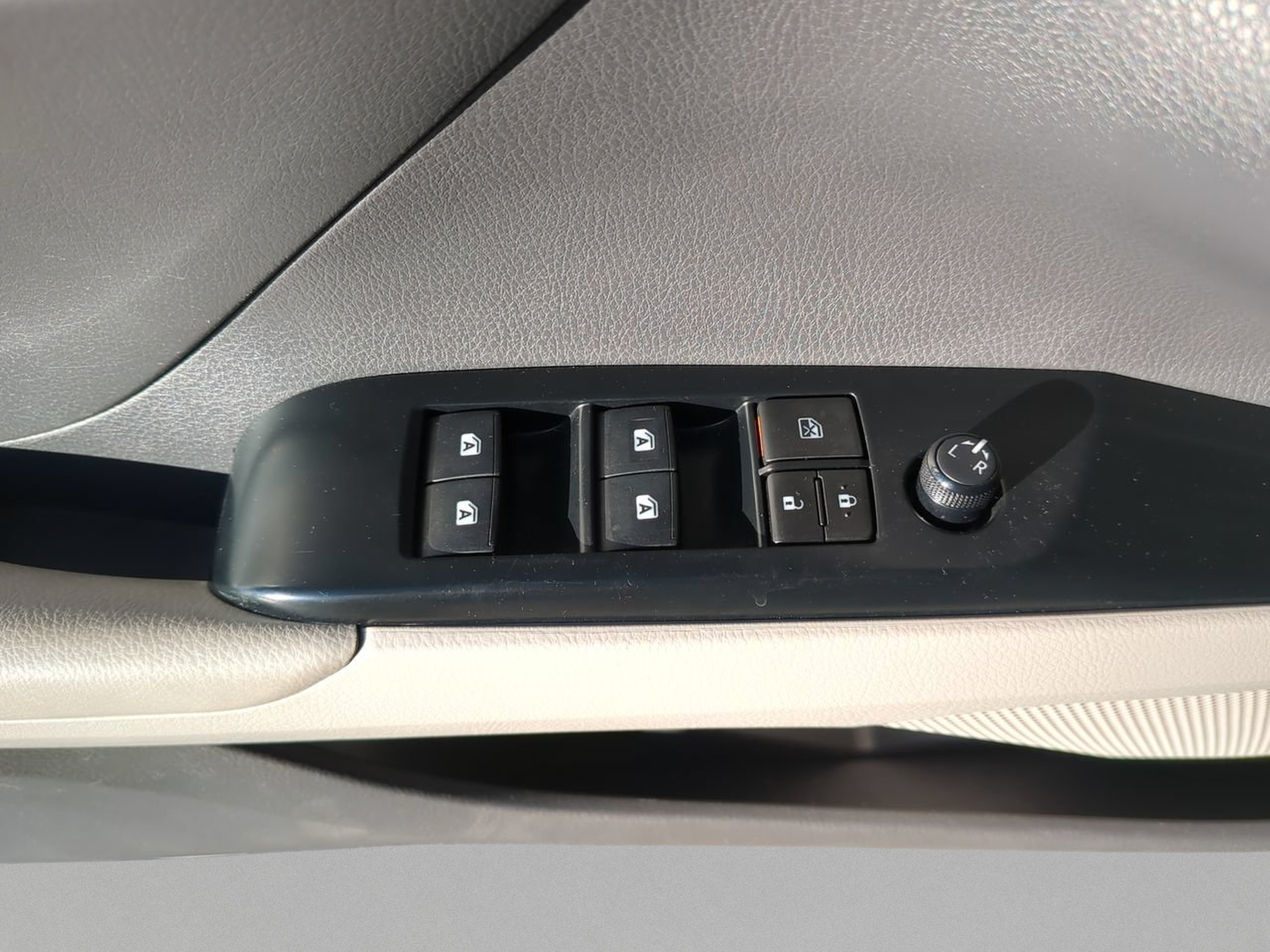 Used 2018 Toyota Camry SE w/ Convenience Package FWD image 17