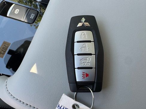 Used 2025 Mitsubishi Outlander AWD image 40