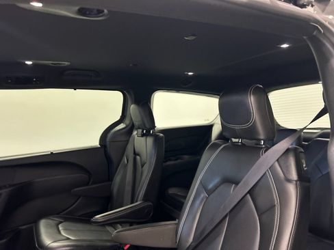 Used 2025 Chrysler Pacifica Select FWD image 28
