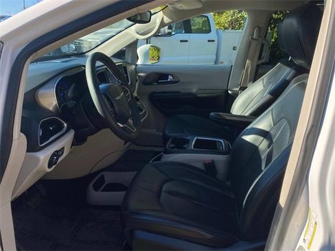 Used 2022 Chrysler Pacifica Touring-L image 8