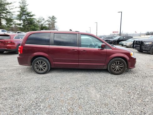 Used 2017 Dodge Grand Caravan SXT w/ Driver Convenience Group image 6