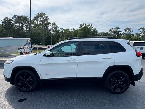 Used 2018 Jeep Cherokee Latitude w/ Altitude Package FWD image 5