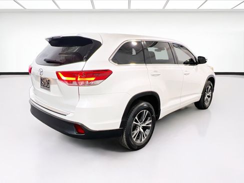 Used 2017 Toyota Highlander LE FWD image 4