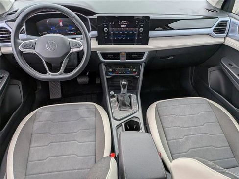 Used 2025 Volkswagen Taos SE w/ Panoramic Sunroof Package FWD image 16