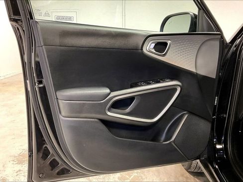 Used 2025 Kia Soul LX FWD image 21