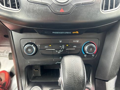 Used 2017 Ford Focus SE FWD image 24