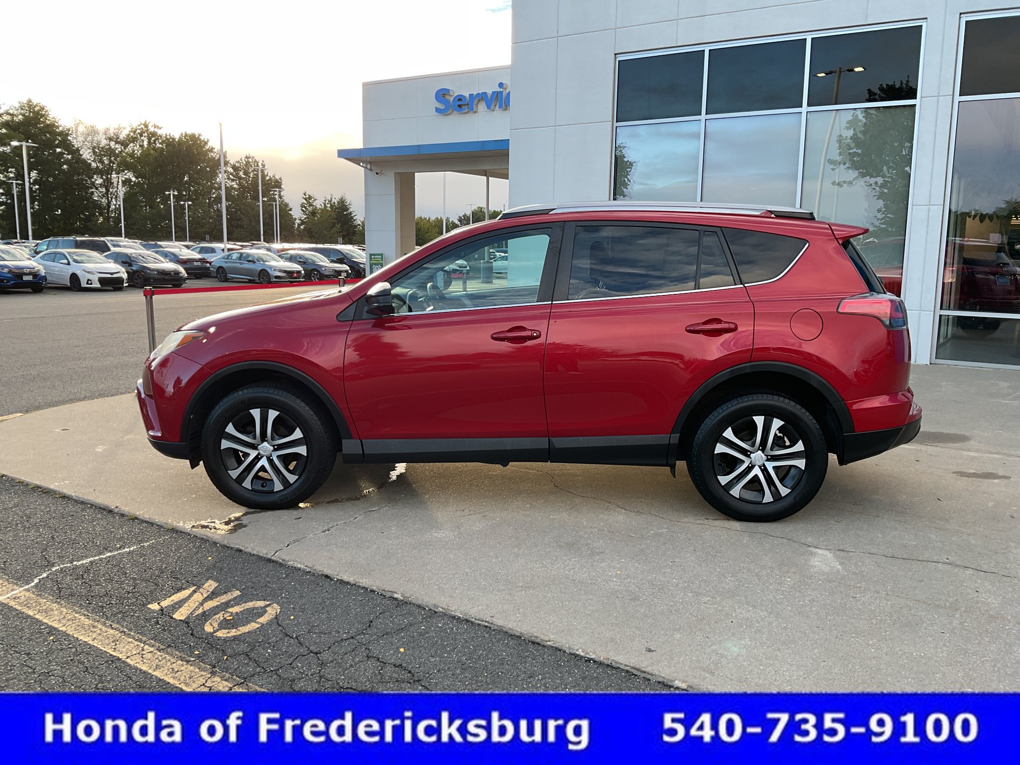 Used 2017 Toyota RAV4 LE AWD/4WD image 3