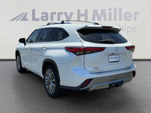 Used 2022 Toyota Highlander Platinum FWD image 3