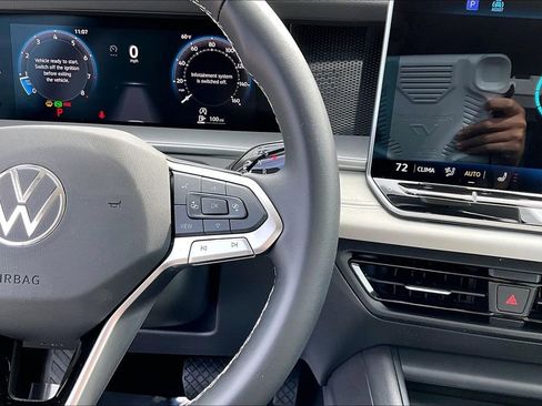 Certified 2025 Volkswagen Tiguan SE image 25