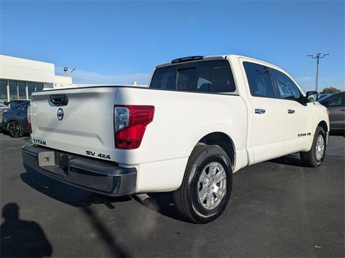 Used 2019 Nissan Titan SV image 4