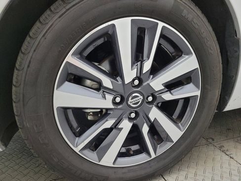 Used 2021 Nissan Versa SV image 31