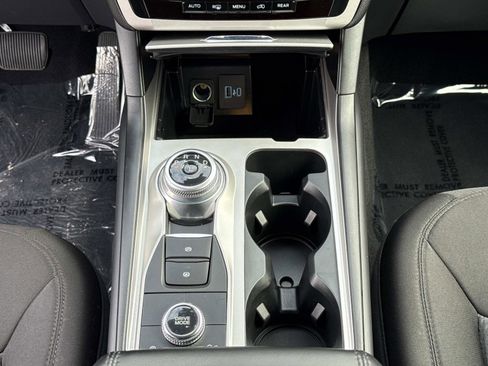 Used 2023 Ford Explorer XLT image 7