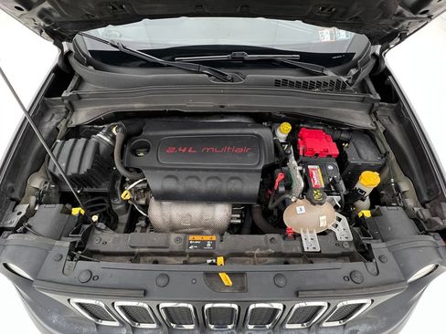 Used 2018 Jeep Renegade Latitude w/ Cold Weather Group image 28