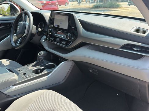 Used 2023 Toyota Highlander L FWD image 19