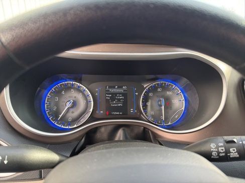 Used 2020 Chrysler Voyager Lxi image 13