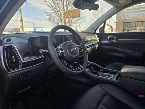 Used 2025 Kia Sorento S image 11