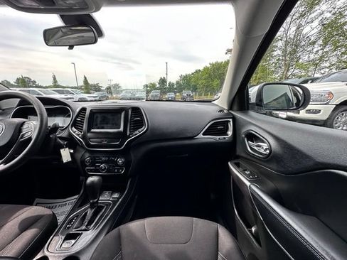 Used 2019 Jeep Cherokee Latitude w/ Popular Appearance Group FWD image 28