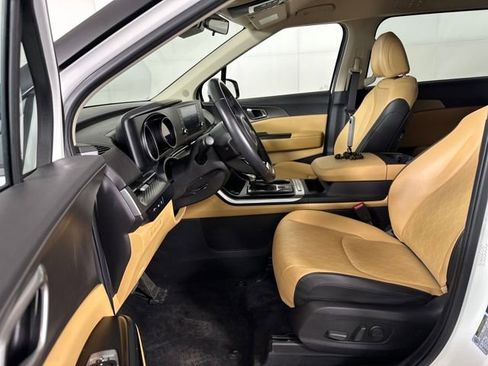 Used 2022 Kia Carnival LX image 11