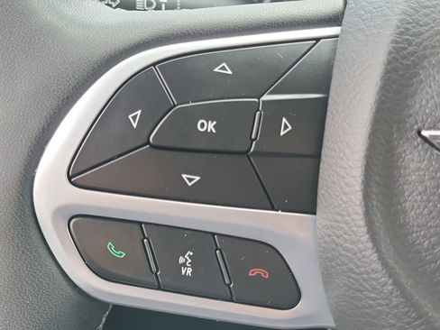 Used 2024 Chrysler Pacifica Limited FWD image 8