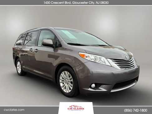 Used 2015 Toyota Sienna XLE image 4
