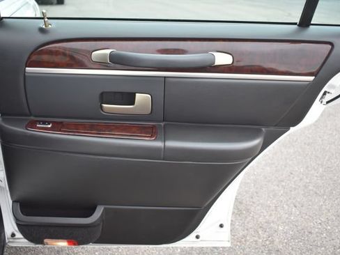 Used 2008 Lincoln Town Car Executive RWD image 38