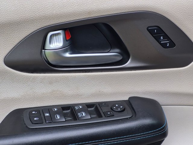 Used 2021 Chrysler Pacifica Touring-L FWD image 2
