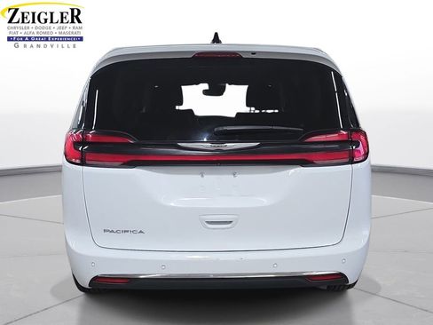 Certified 2023 Chrysler Pacifica Touring-L FWD image 6