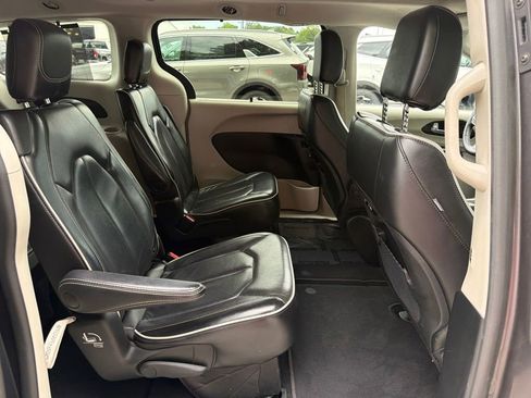 Used 2023 Chrysler Pacifica Limited FWD image 27