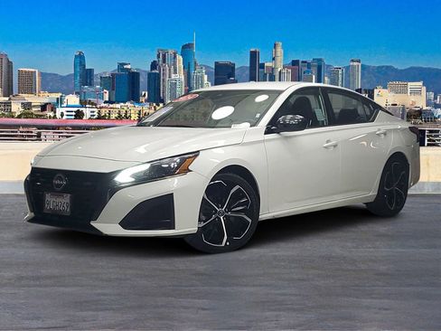 Used 2024 Nissan Altima 2.5 SR FWD image 2